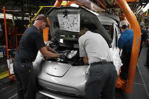 Nissan Begins U.S. Assembly of 2013 LEAF