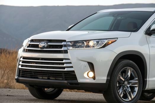 The 2017 Toyota Highlander Hybrid adds two electric motors to the upgraded 3.5-liter V6 engine to make a powerful, roomy and slightly cleaner version of Toyota’s family crossover.