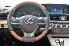 2016_Lexus_ES_300h_dash