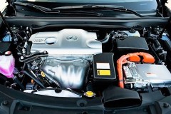 2016_Lexus_ES_300h_engine