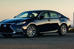 2016_Lexus_ES_300h_feature