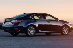 2016_Lexus_ES_300h_feature2