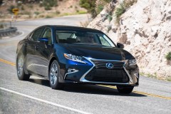 2016_Lexus_ES_300h_feature3