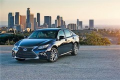 2016_Lexus_ES_300h_overall