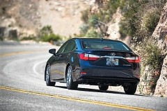 2016_Lexus_ES_300h_rear