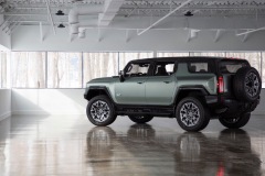 The GMC HUMMER EV SUV completes the HUMMER EV family and features a 126.7-inch wheelbase for tight proportions and a maneuverable body, providing remarkable on- and off-road capability.