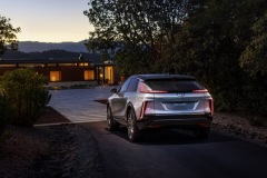 Defined by taut lines and clean surfaces, LYRIQ is assertive and modern, characterized with a low, fast roofline and wide stance that emphasize agility and convey confidence. Additional details, such as a flow-through roof spoiler, express the careful attention paid to aerodynamics to optimize efficiency on the highway.