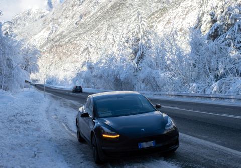 Tesla kjører i snøen