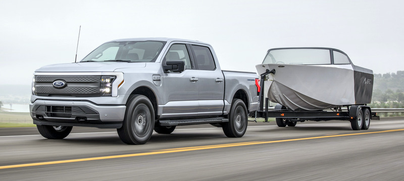 Ford F-150 Lightning towing