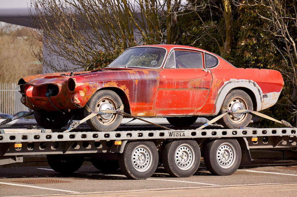 Flatbed trailer; https://www.pexels.com/photo/red-coupe-on-flatbed-trailer-943930/
