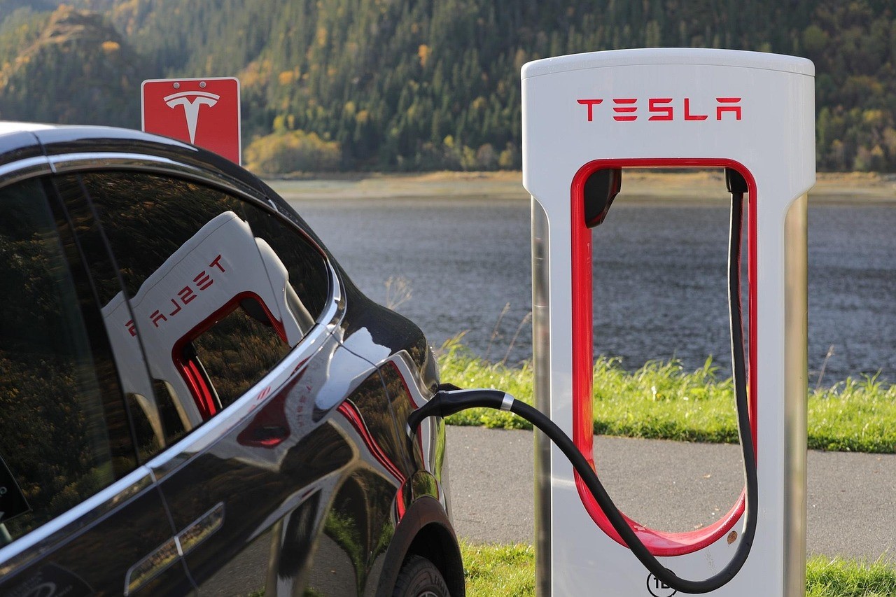 How California’s EV Mandates Affect New Drivers and DMV Permit Tests, Tesla charging, https://pixabay.com/photos/tesla-tesla-model-x-charging-1738969/
