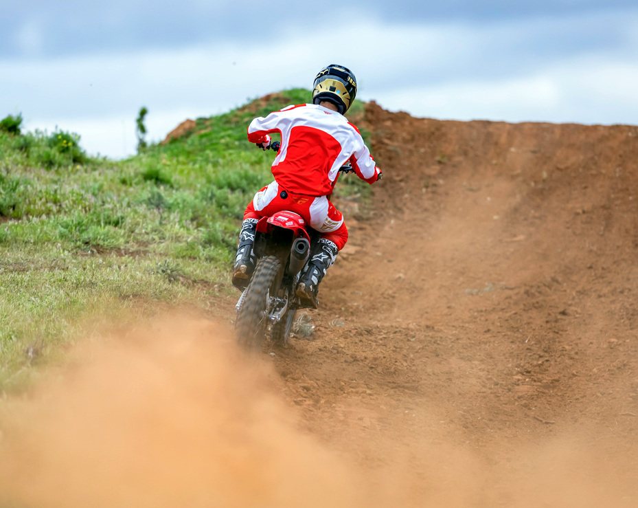 Reasons More Riders Are Choosing Lightweight Trail and Dirt Bikes