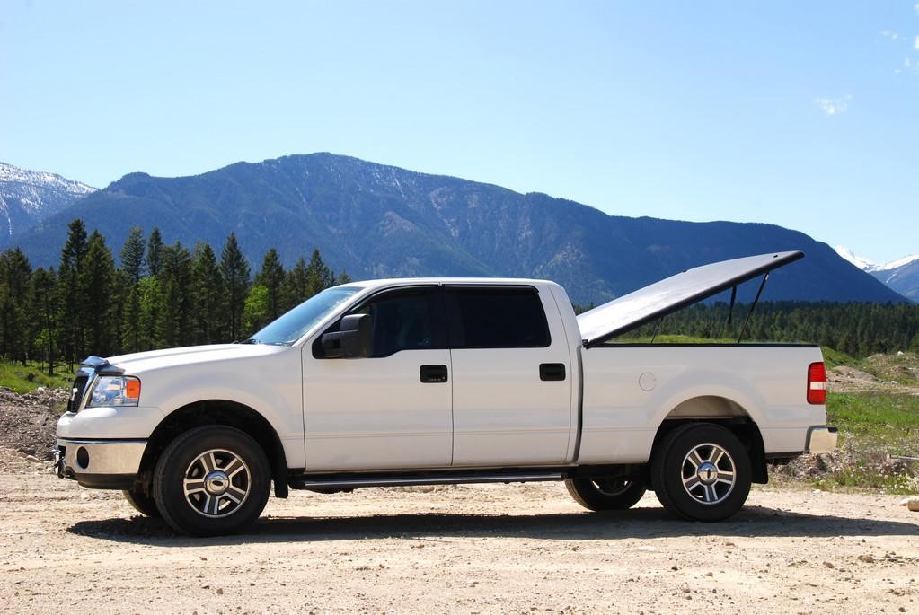 White pickup; https://create.vista.com/ru/unlimited/stock-photos/6291937/stock-photo-white-pick-up-truck/
